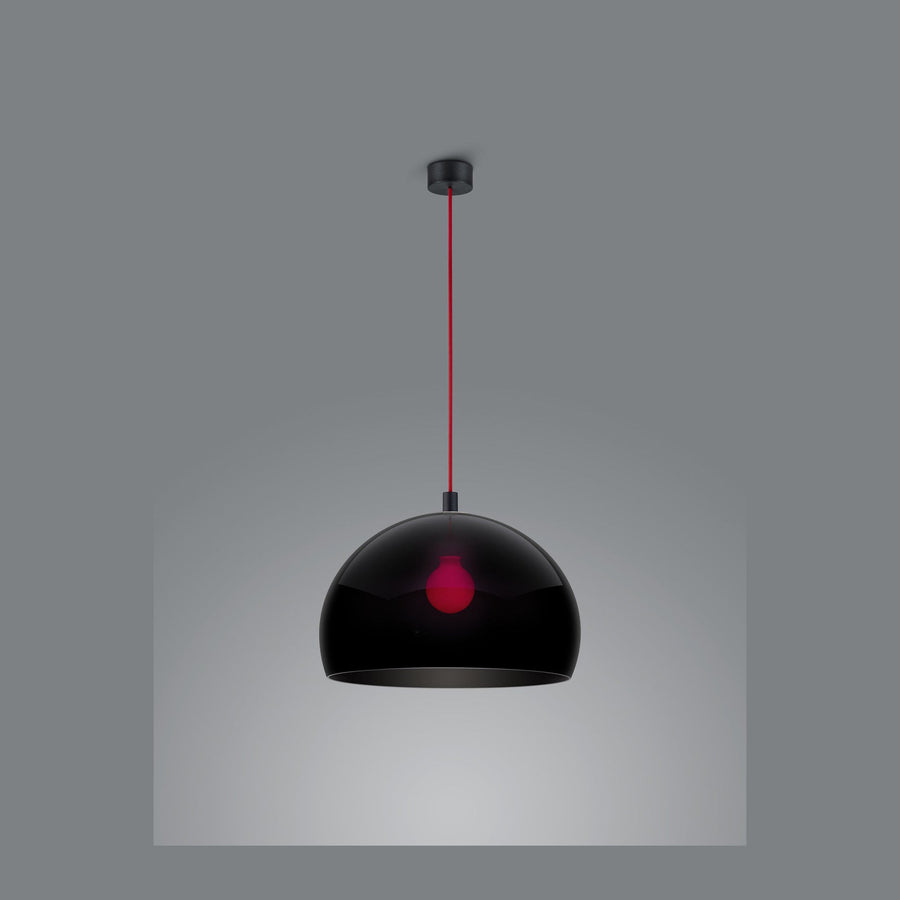 Suspension noire de face, abat-jour demi-sphère laqué, câble rouge et ampoule rouge