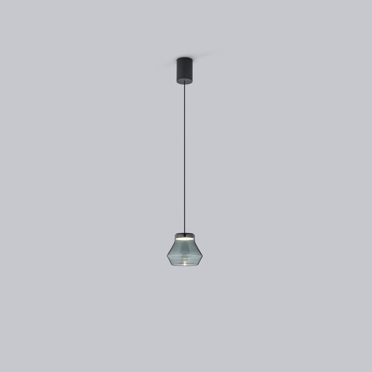 Vue de face de la suspension noire sur fond gris, abat-jour en verre transparent