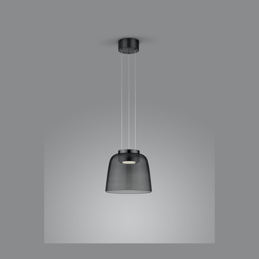 Suspension noire vue de face, abat-jour en verre fumé et finition chromée sur fond gris