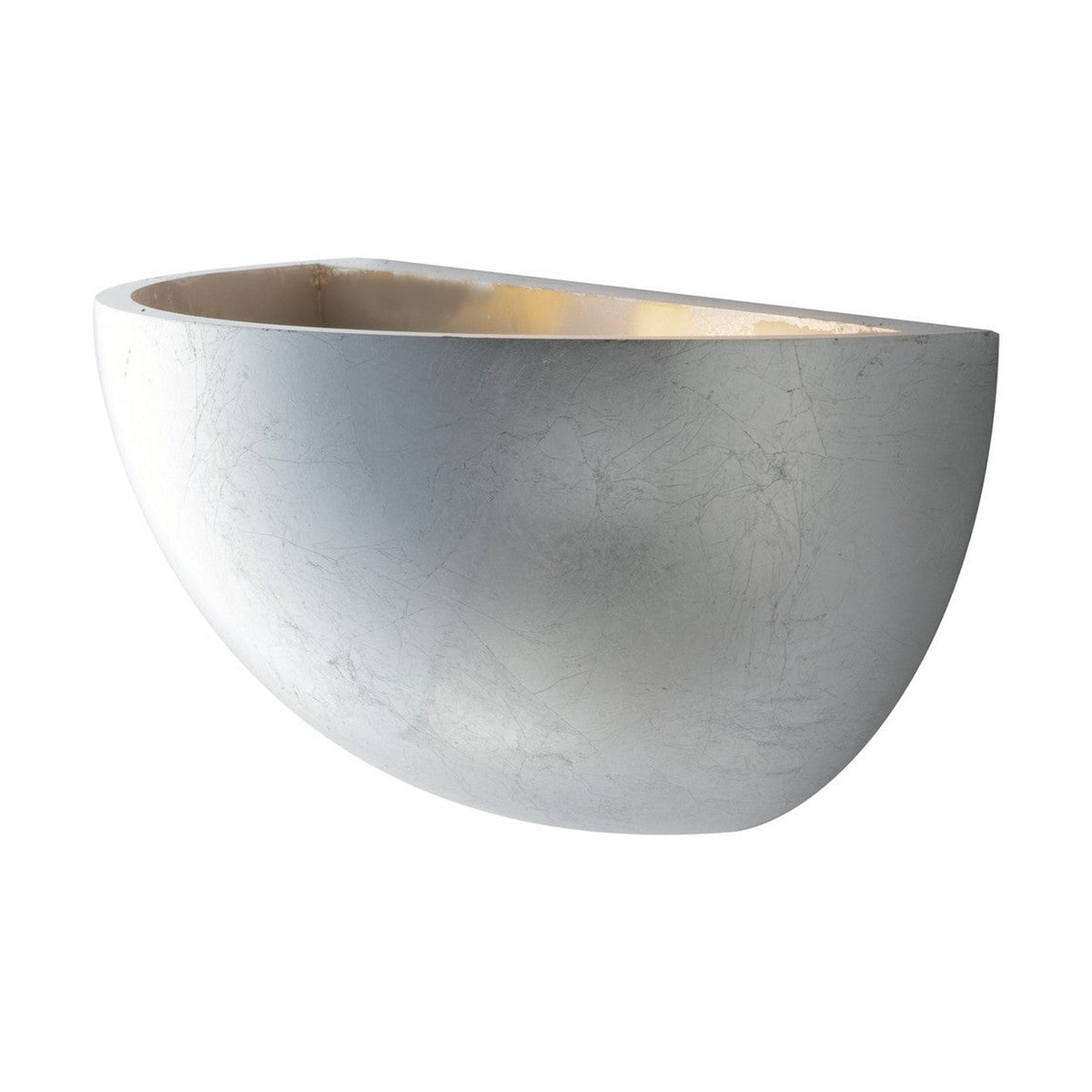 Applique murale demi-sphère en plâtre argenté, vue de trois quarts sur fond blanc