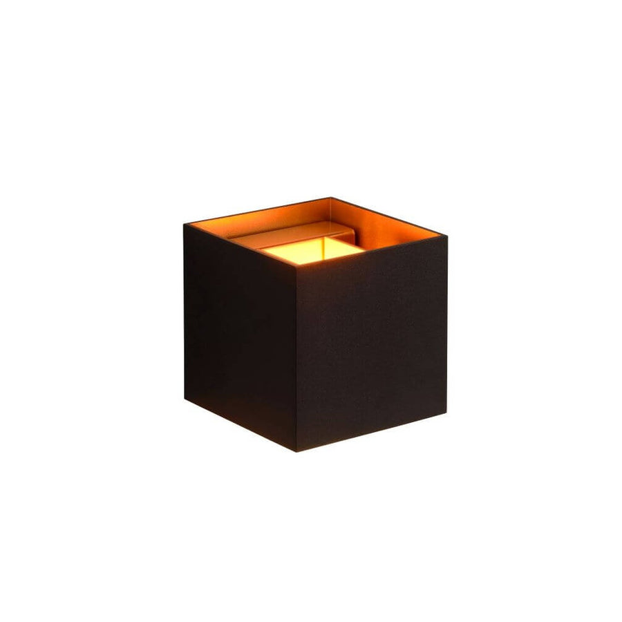 Vue de face du cube noir, intérieur doré et source lumineuse allumée