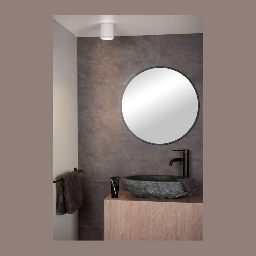 Vue en situation d'un plafonnier blanc au plafond dans une salle de bain