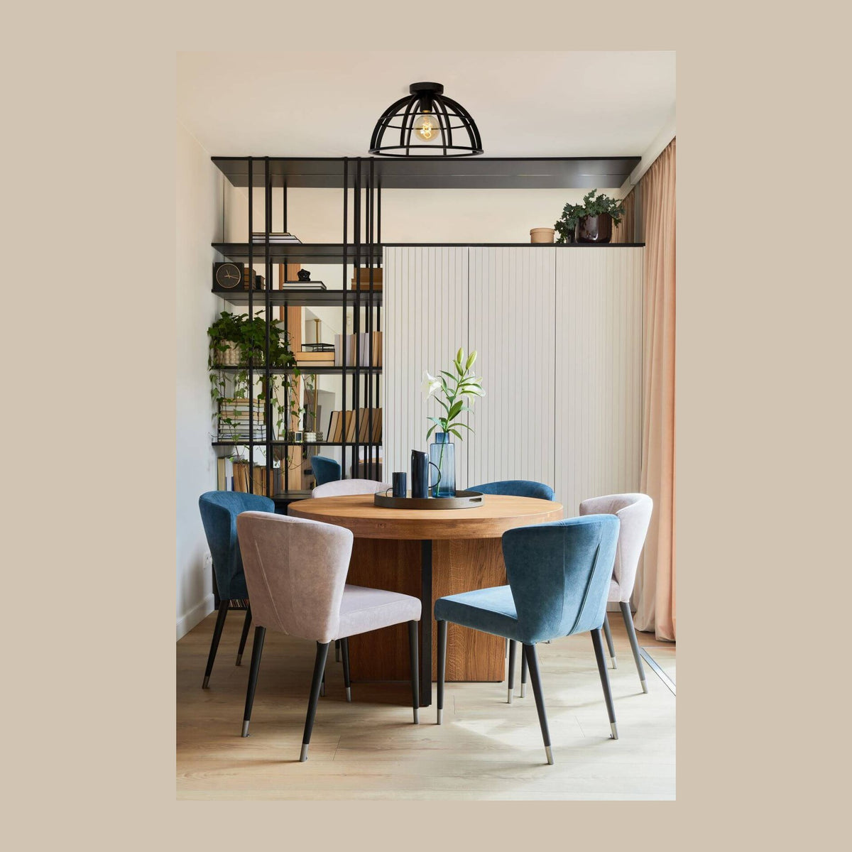 Plafonnier noir monté au plafond au-dessus d'une table ronde dans une salle à manger