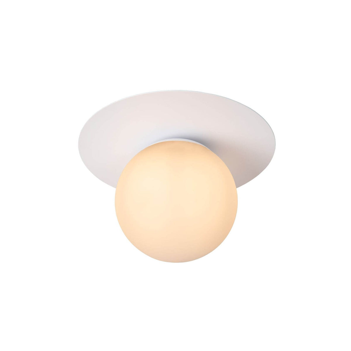 Plafonnier blanc avec globe en verre opale allumé, vue de face sur fond blanc.