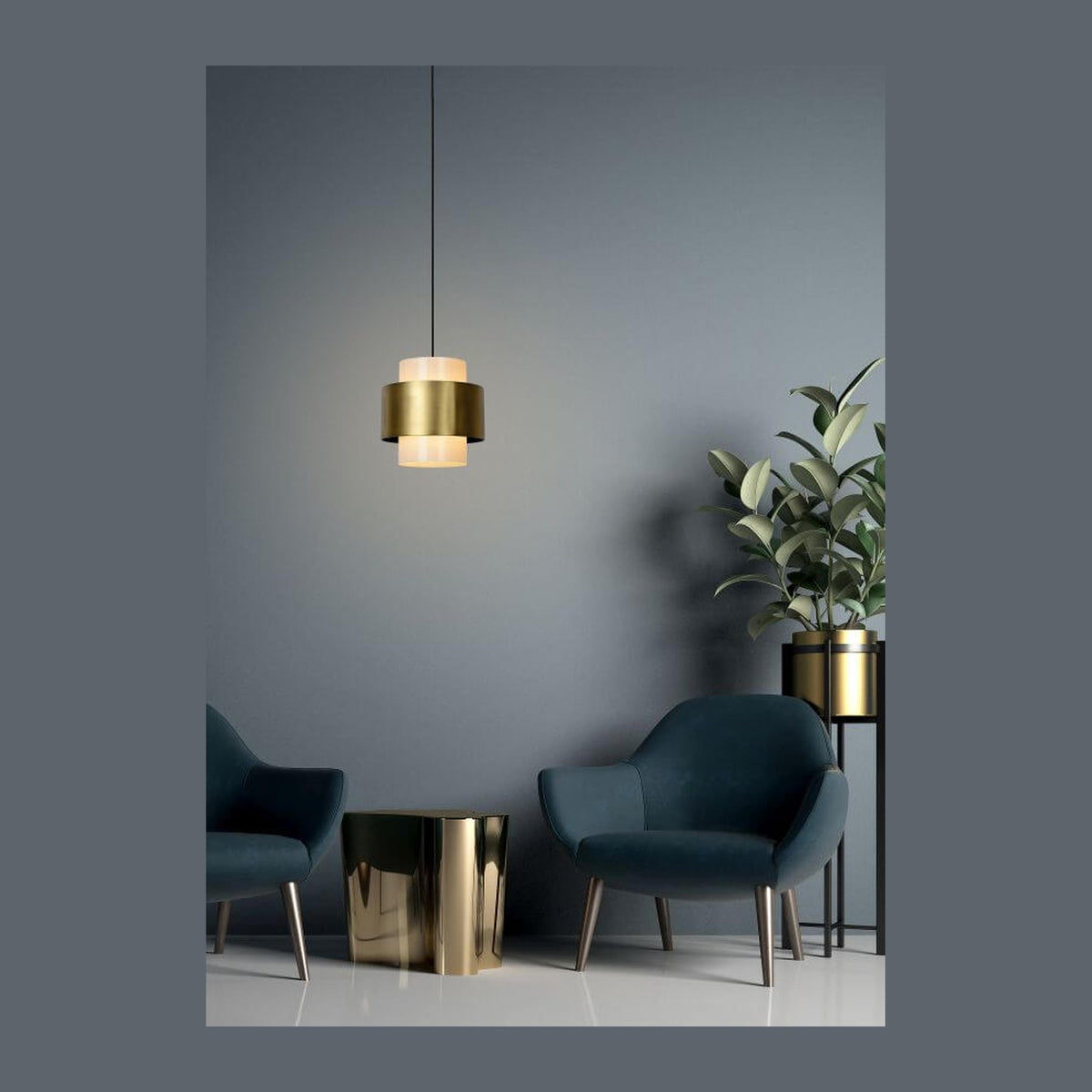Suspension dorée allumée au-dessus d'un salon aux fauteuils bleus, mur gris