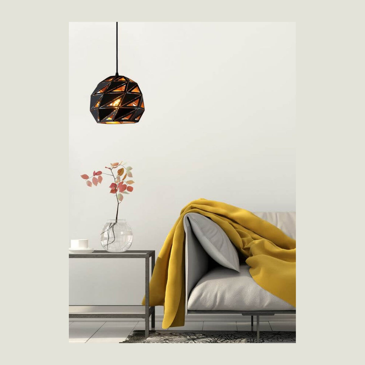 Mise en ambiance salon : suspension noire allumée au-dessus d'un canapé gris et plaid jaune