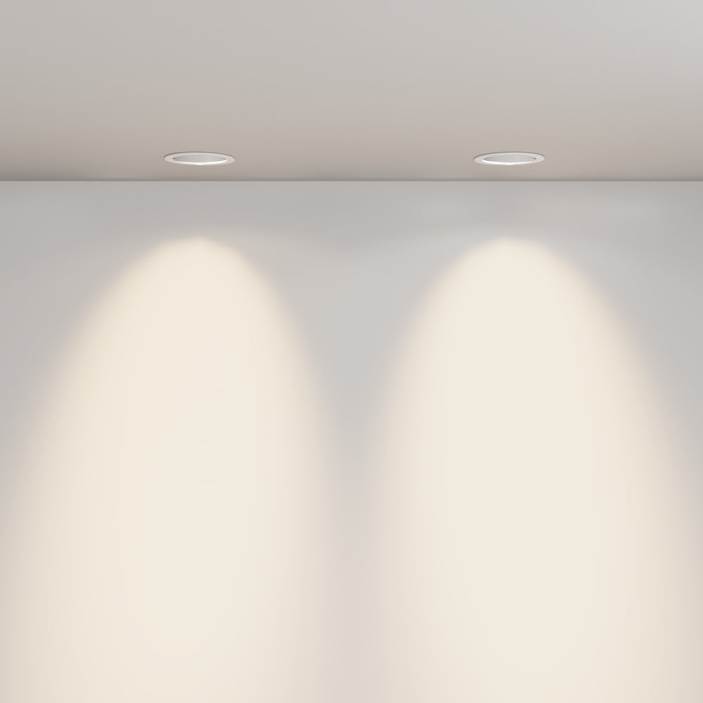 Mise en ambiance avec deux spots encastrés projetant des halos sur le mur