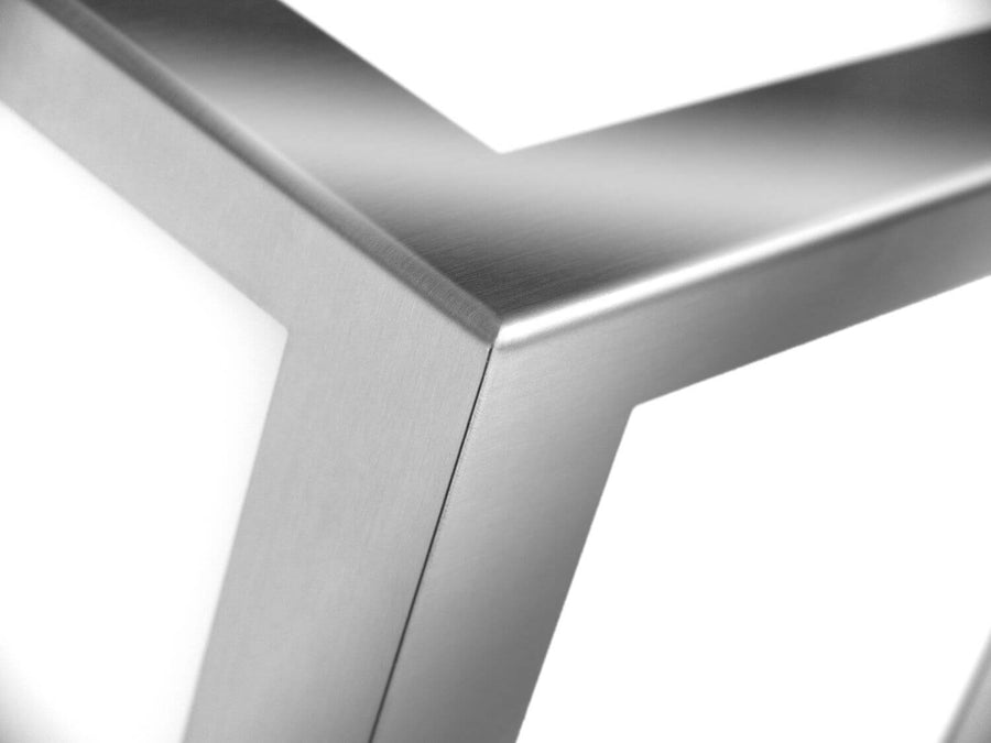 Détail rapproché de l'angle en inox brossé et de la finition du cadre carré