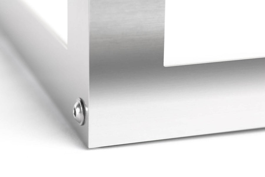 Détail de la fixation et de la finition brossée de l'applique en inox.