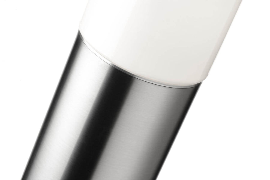 Détail de la jonction entre le diffuseur blanc et le corps en inox brossé.