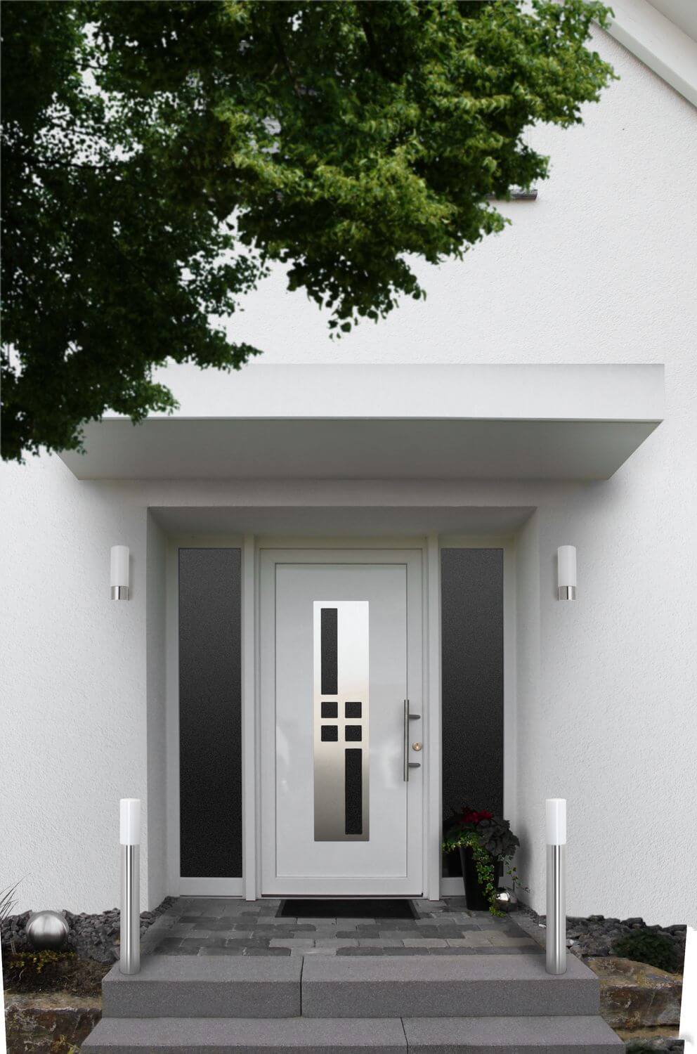 Mise en ambiance devant une entrée moderne, deux bornes éclairent les marches.