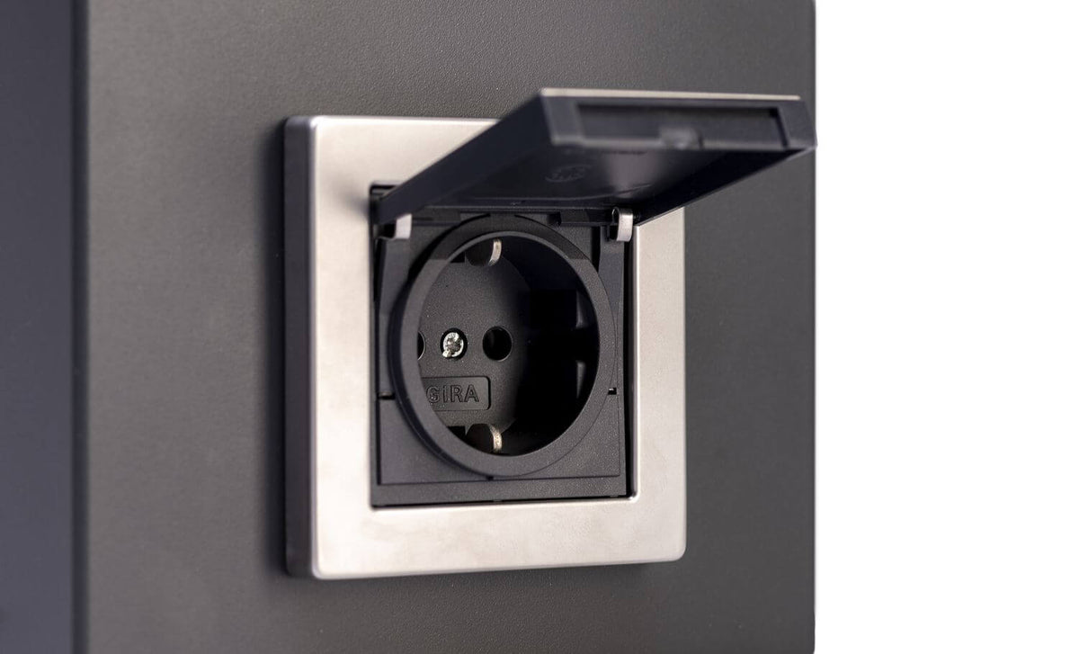 Détail de la prise électrique avec capot ouvert sur le luminaire anthracite.
