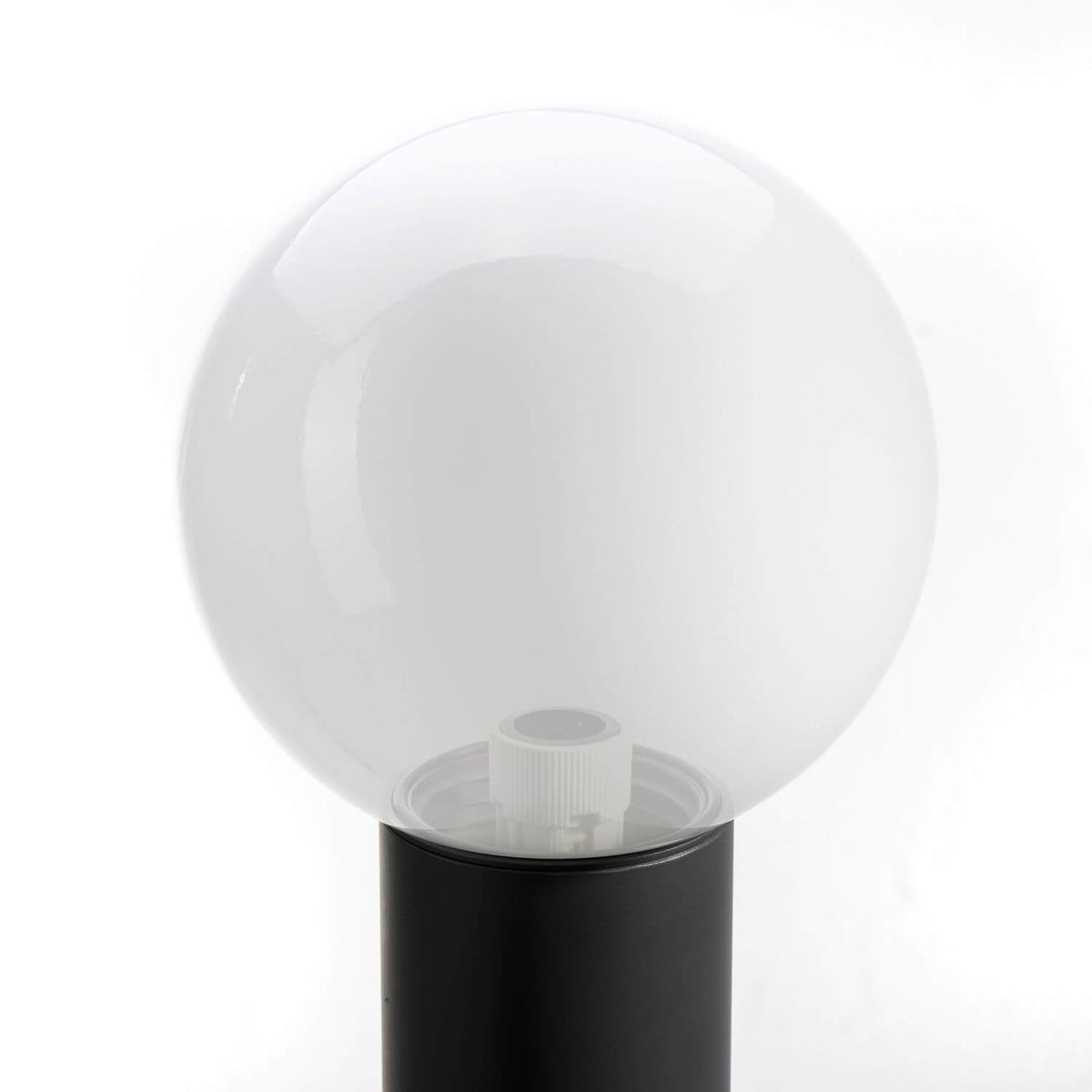 Détail du globe blanc translucide et de la jonction avec le support cylindrique anthracite.