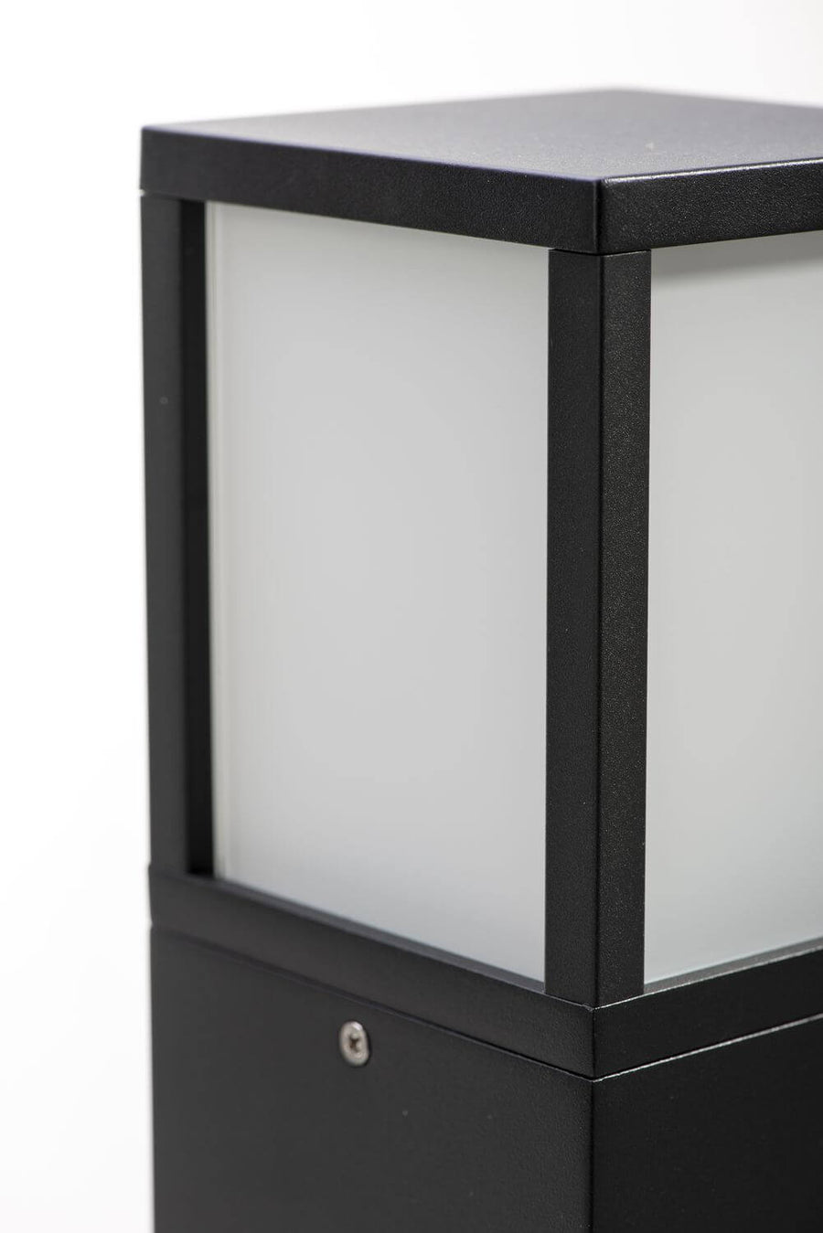 Détail du cadre métallique anthracite et du diffuseur opale blanc du luminaire