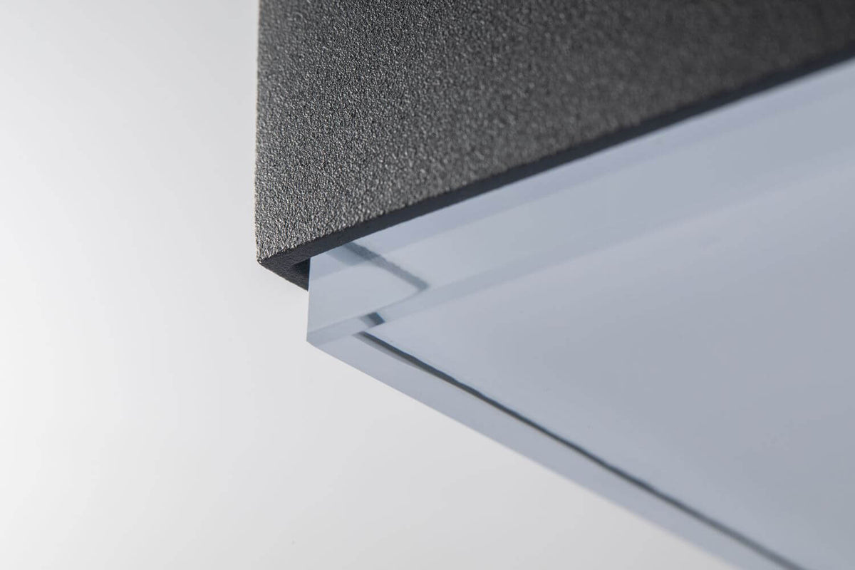 Détail de la finition granuleuse et du diffuseur blanc en partie basse