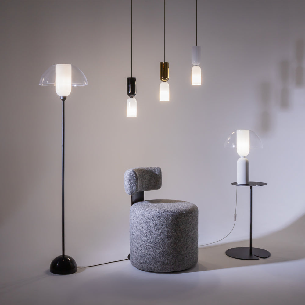 Mise en ambiance avec plusieurs luminaires, lampe à poser sur table.