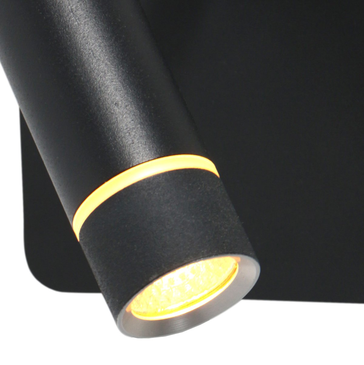Détail rapproché de l'anneau lumineux doré et de la lentille allumée