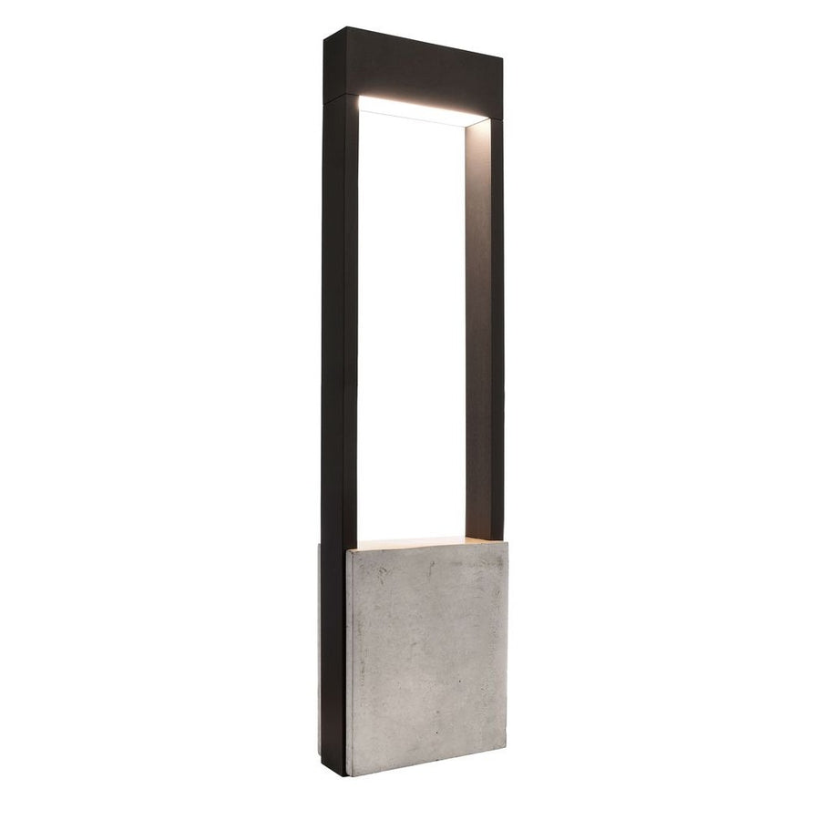 Lampadaire extérieur vu de trois quarts sur fond blanc, cadre sombre et socle béton.