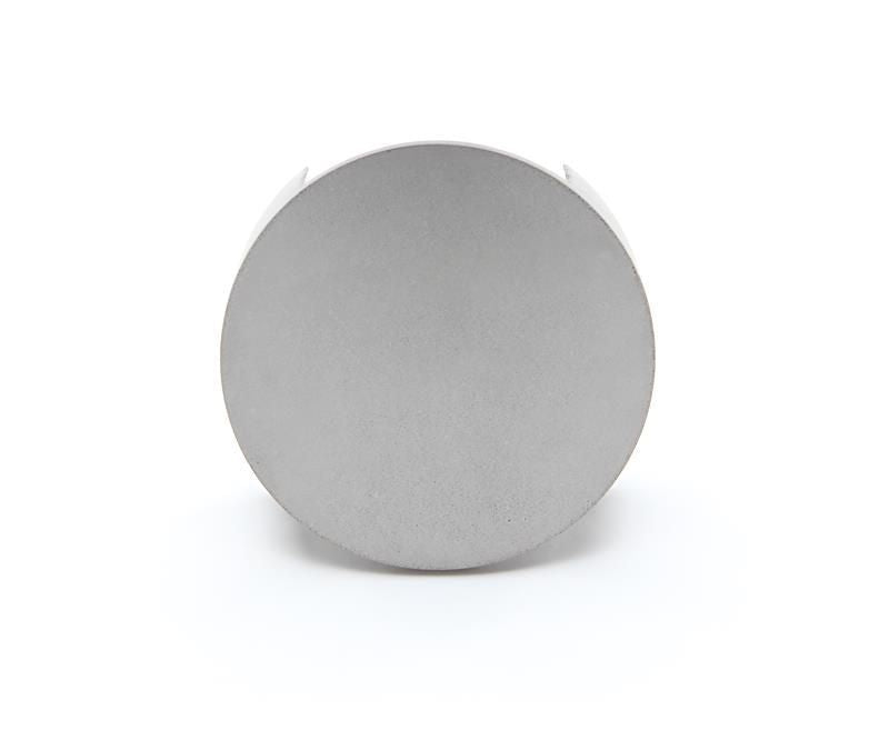 Vue de face de l’applique circulaire grise, disque en béton sur fond blanc.