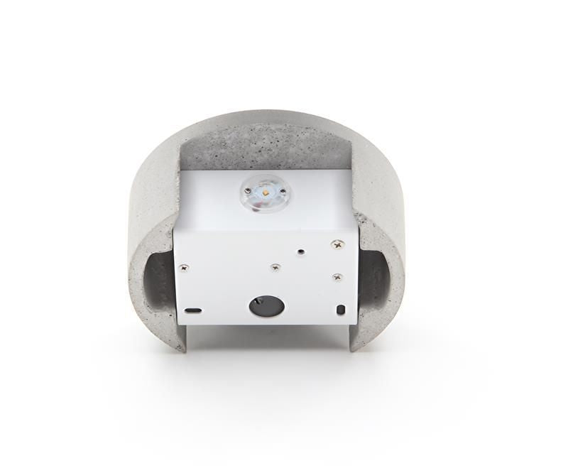 Détail de l’arrière avec module LED blanc et coque en béton gris.