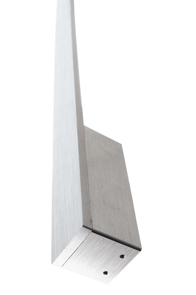 Détail de la finition aluminium brossé et du support de fixation murale de l’applique.