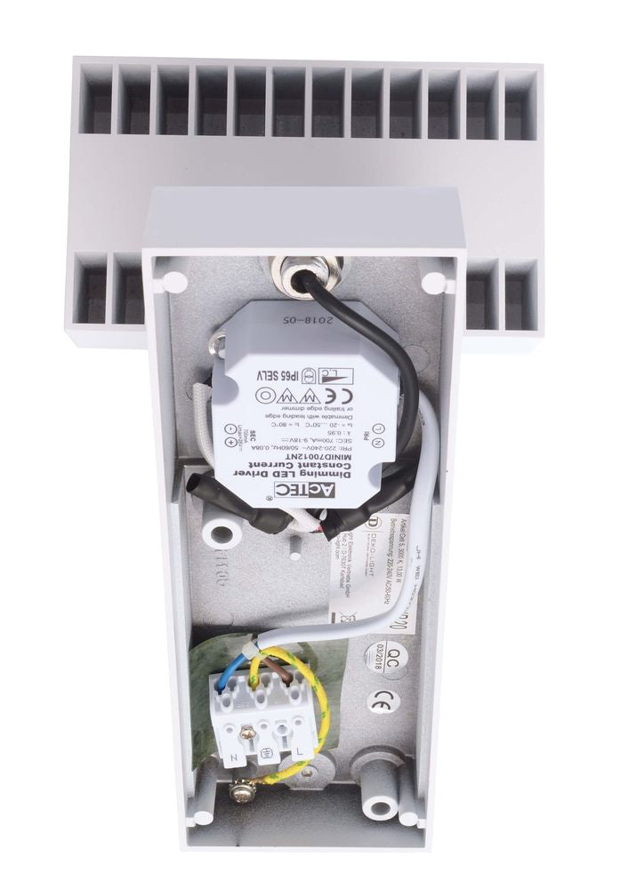 Intérieur du boîtier ouvert montrant driver LED, bornier et câblage électrique.