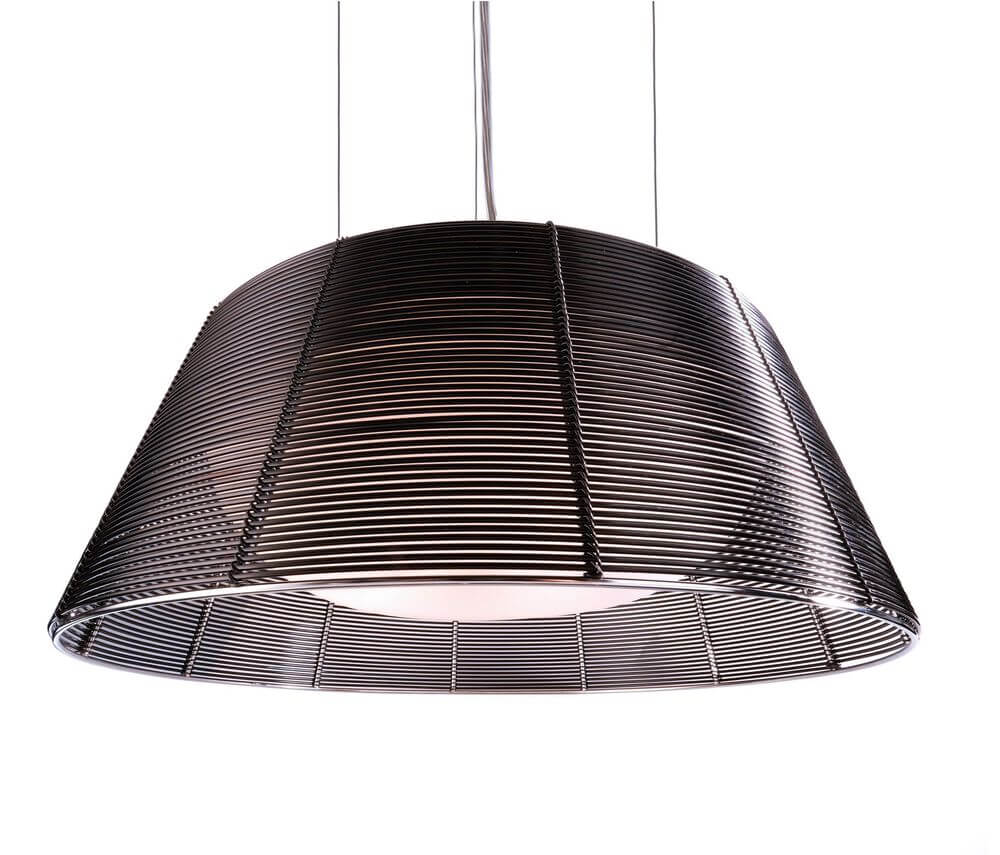Vue rapprochée du luminaire noir, mettant en valeur la structure ajourée et conique.