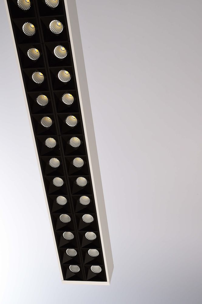 Gros plan en diagonale sur les diodes et les cases noires du luminaire.