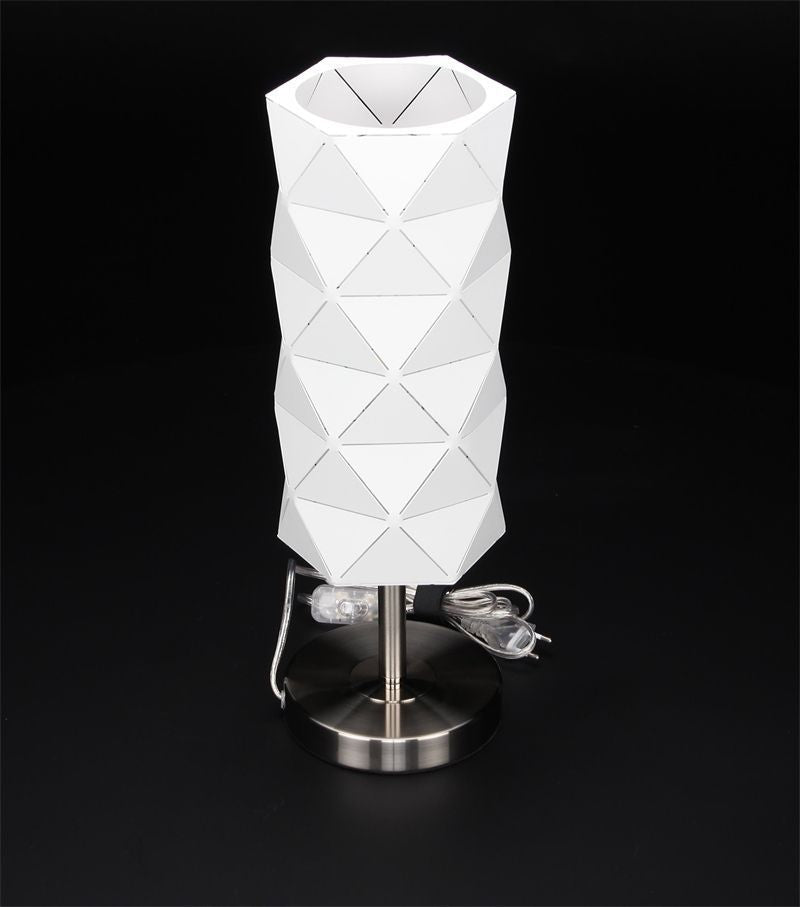 Vue de face sur fond noir avec le câble transparaissant derrière le pied métallique.