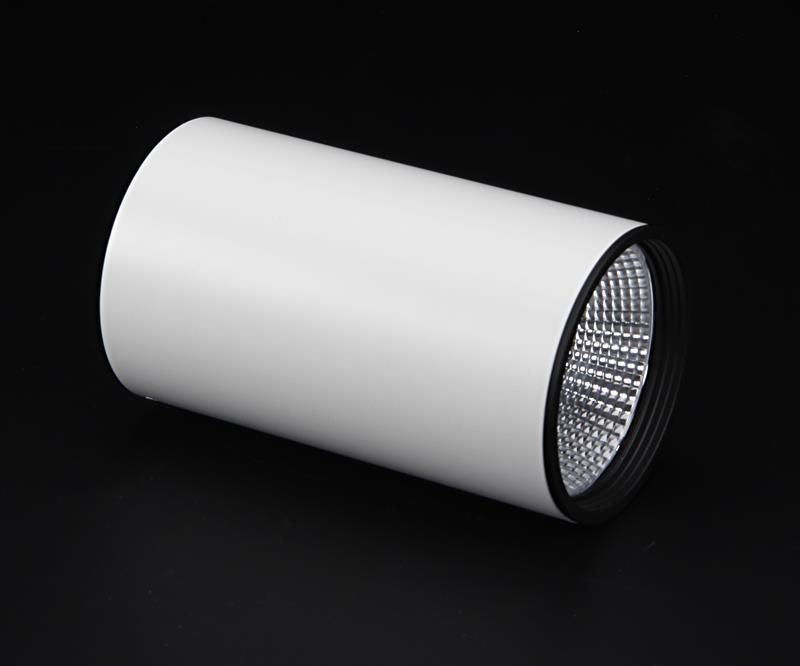 Vue de profil du cylindre blanc couché sur fond noir