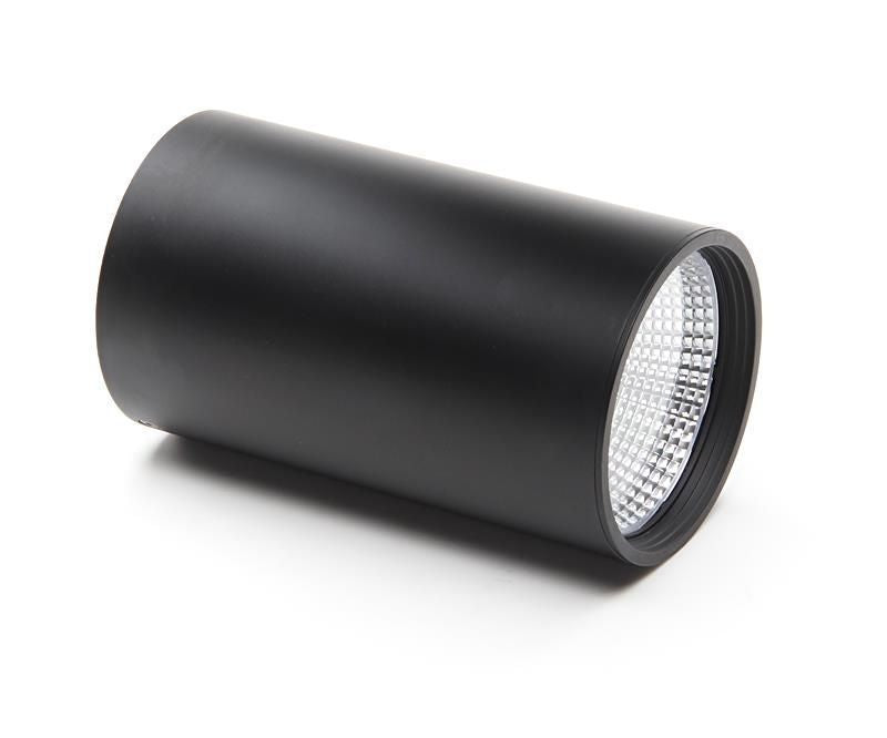 Vue de trois quarts du spot cylindrique noir couché, lentille striée et corps mat.