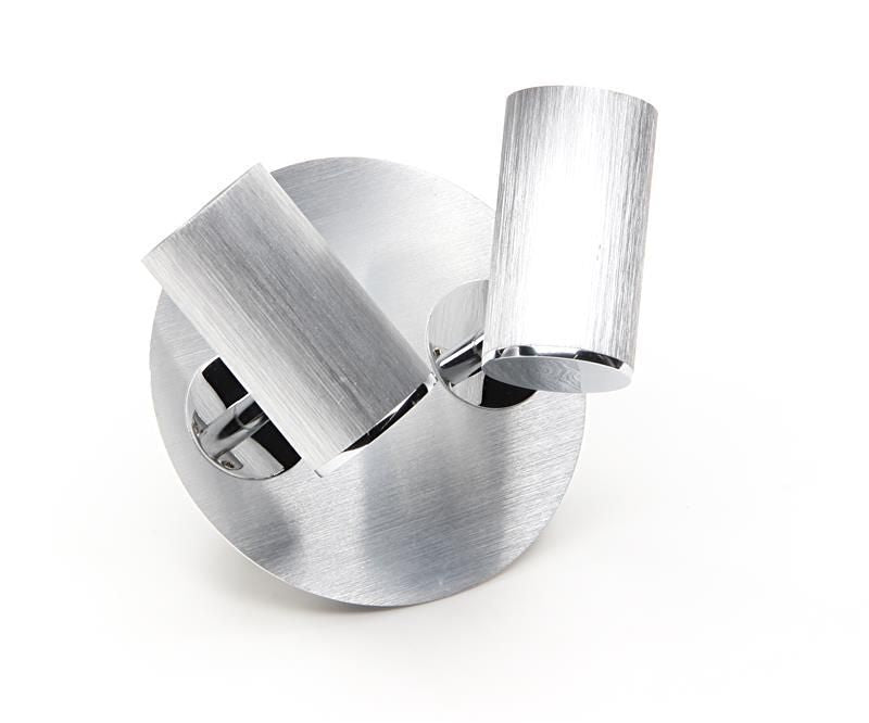 Vue trois quarts du spot plafond en aluminium brossé avec ses deux têtes cylindriques.