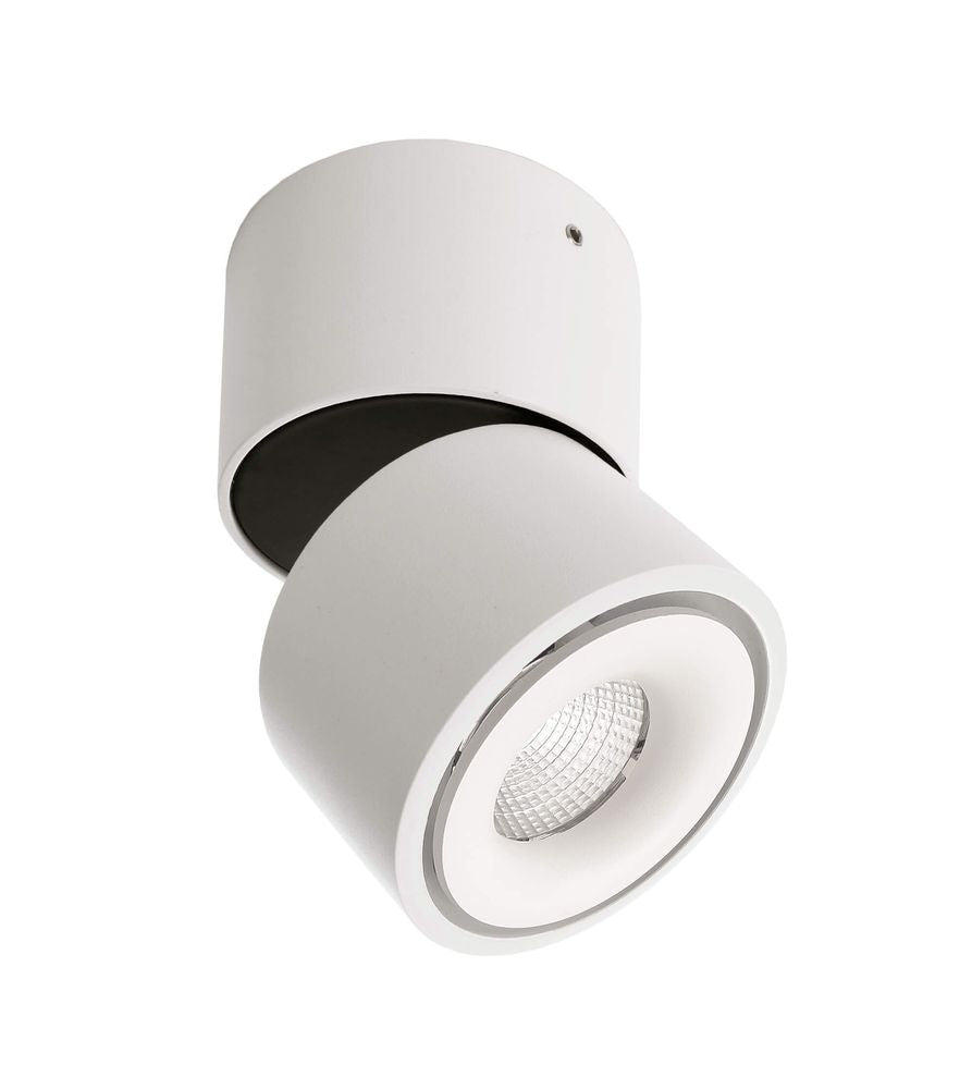 Spot cylindrique blanc incliné montrant l’intérieur noir et la lentille LED