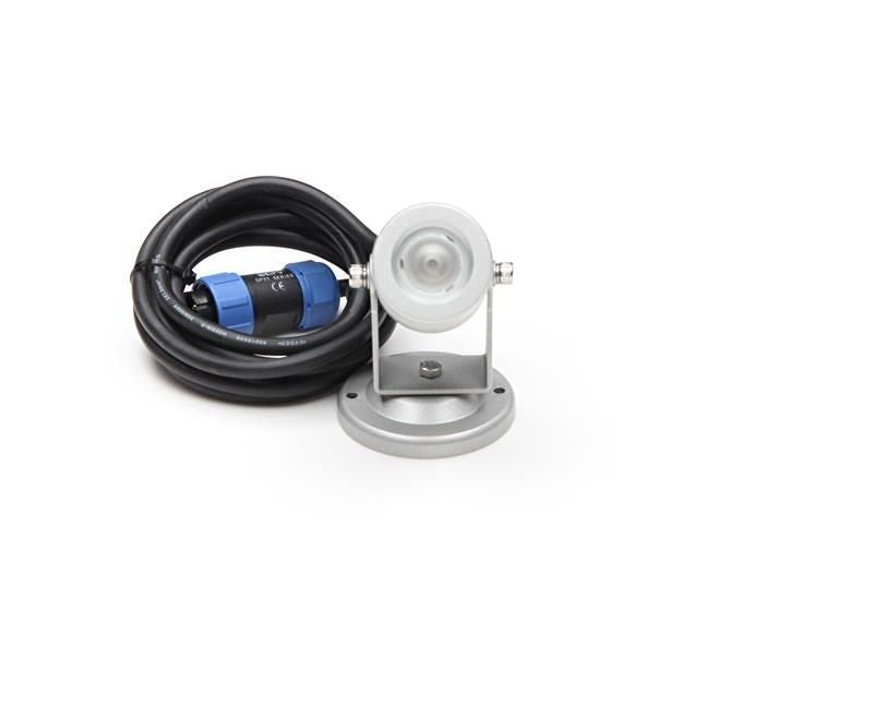 Vue de face du projecteur argenté, câble noir enroulé et connecteur bleu étanche.