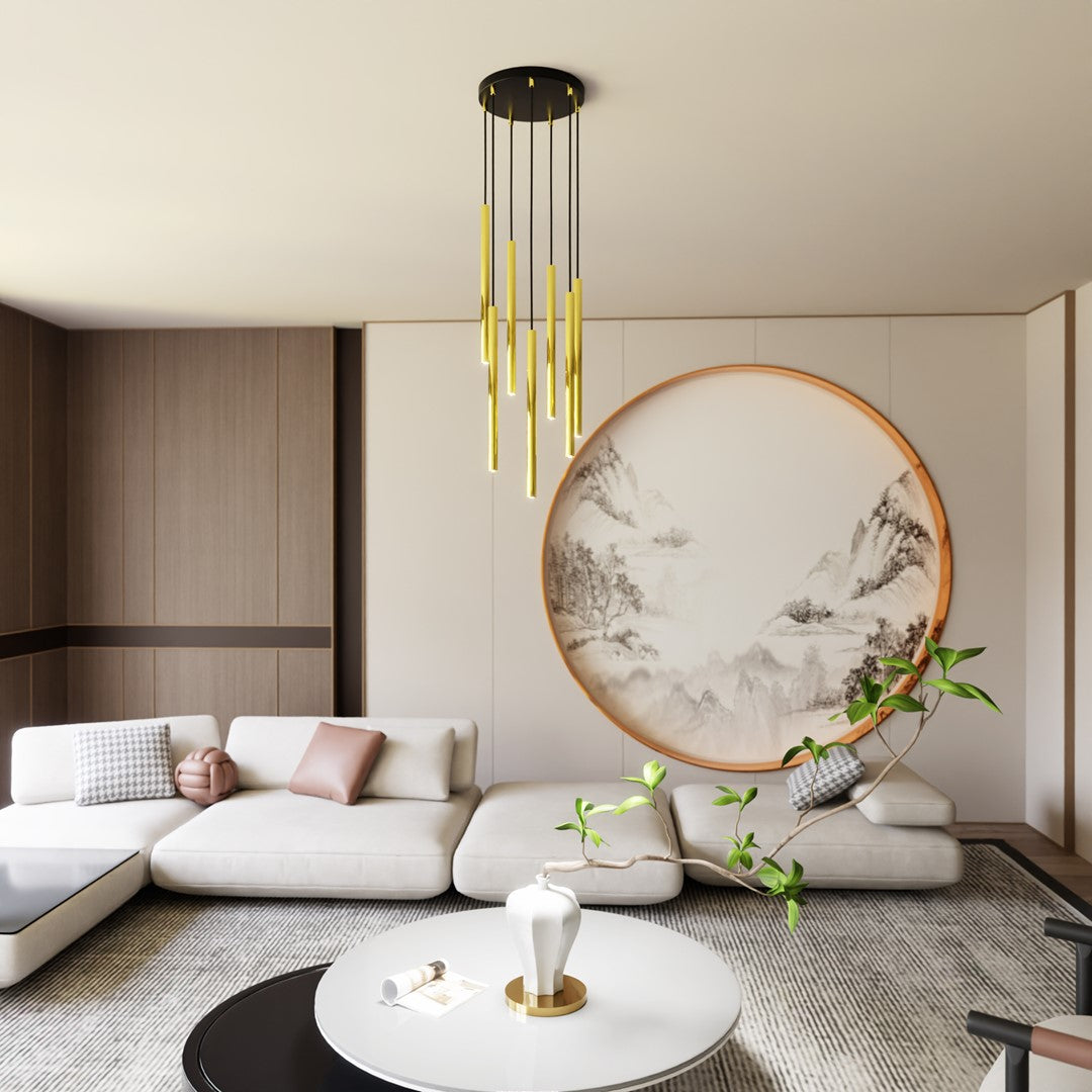 Vue large du salon avec suspension dorée, canapé clair, tableau rond et plante