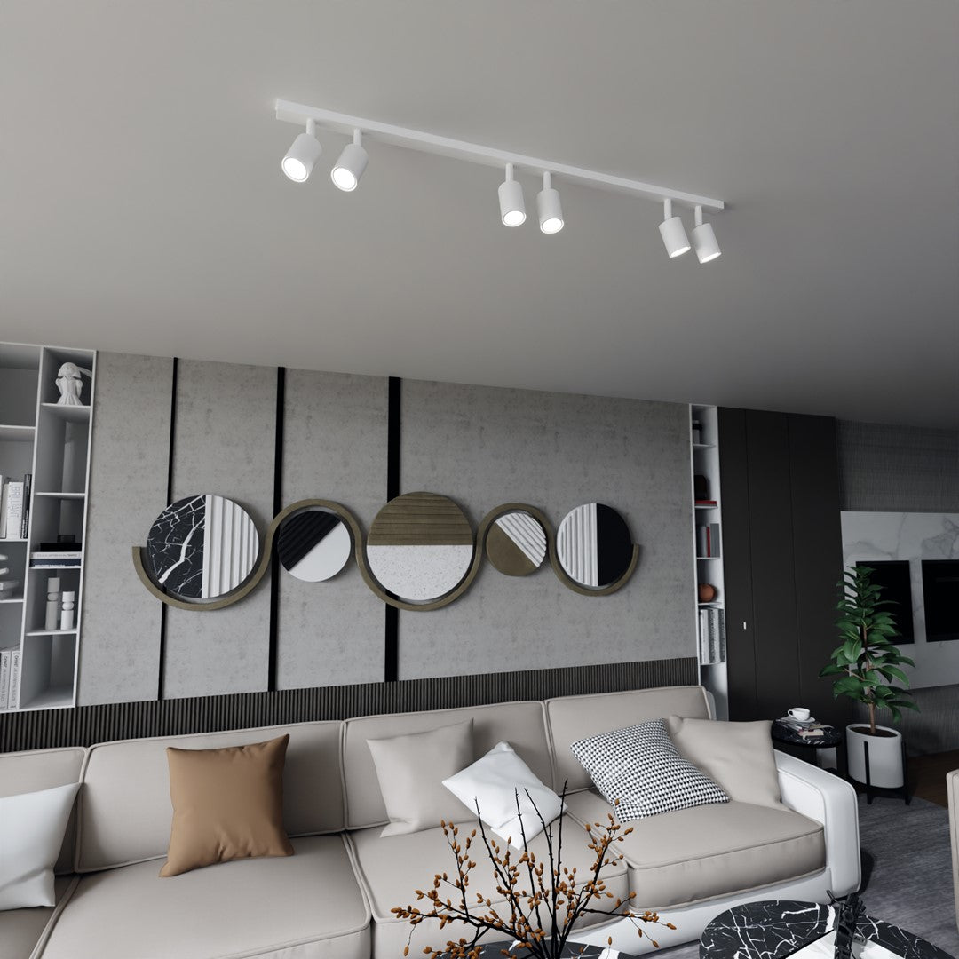 Mise en ambiance du spot blanc fixé au plafond d'un salon contemporain.