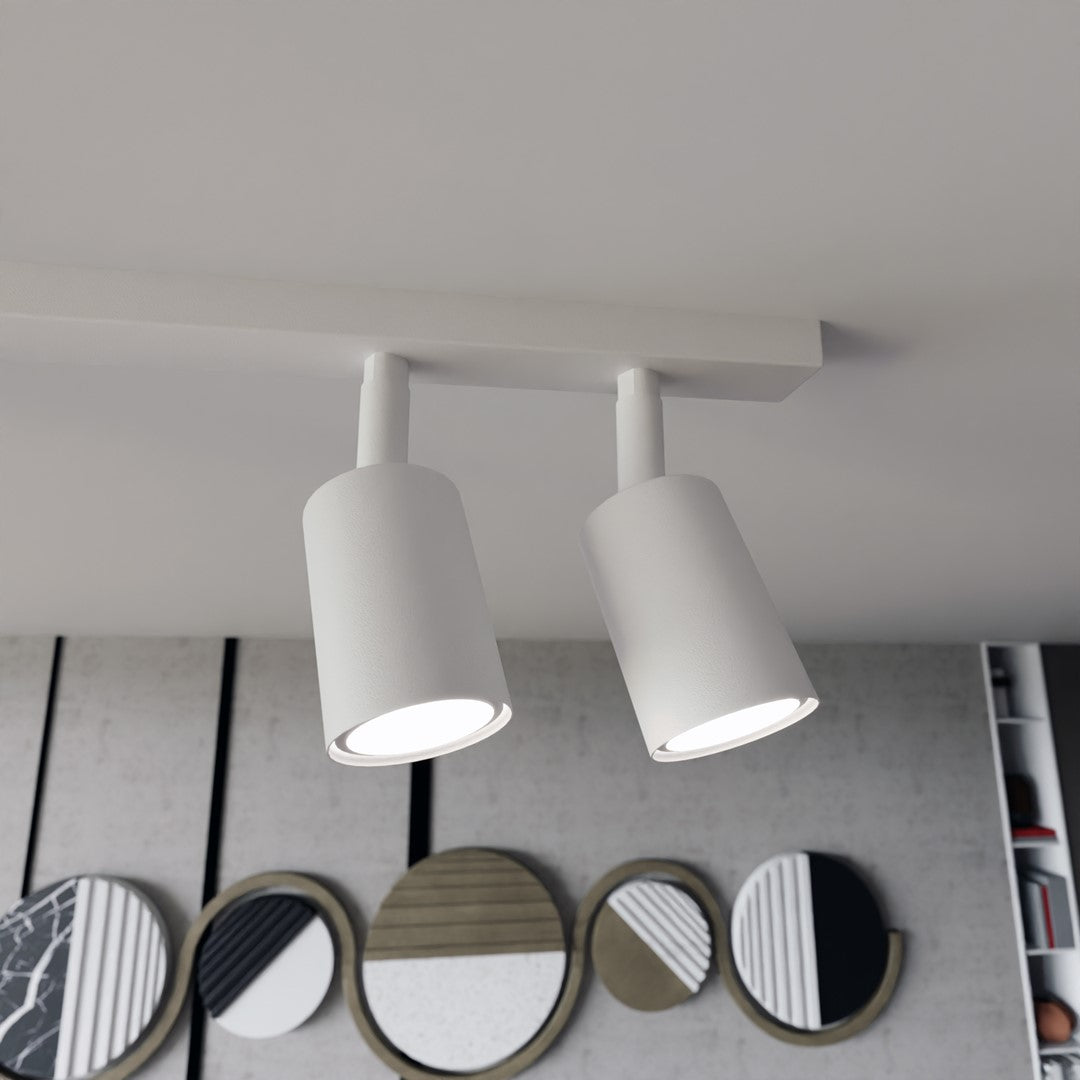 Gros plan sur deux têtes cylindriques blanches et leur lumière dirigée vers le bas.
