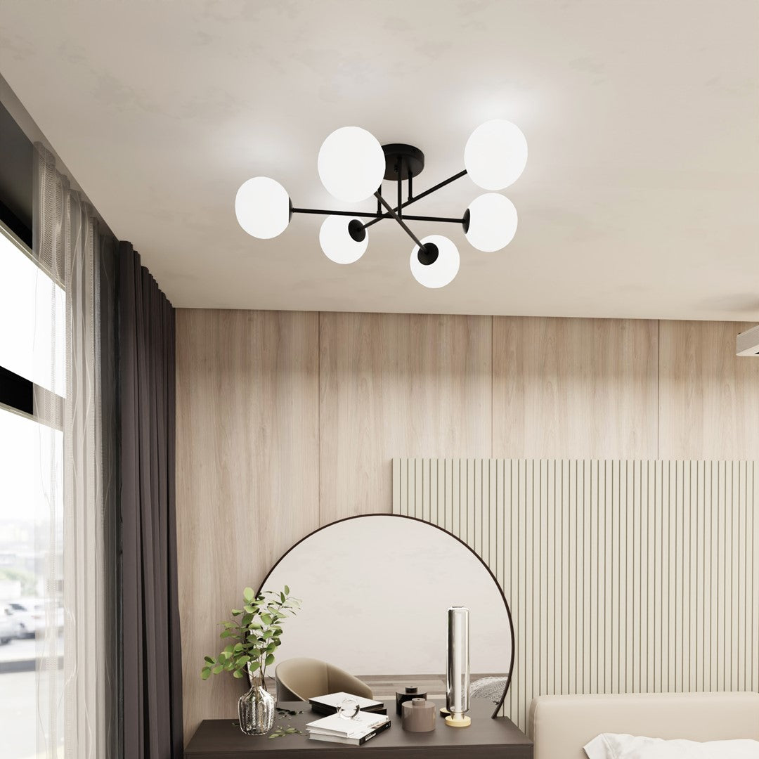 Le plafonnier à six globes éclaire une chambre avec miroir et lambris clairs.