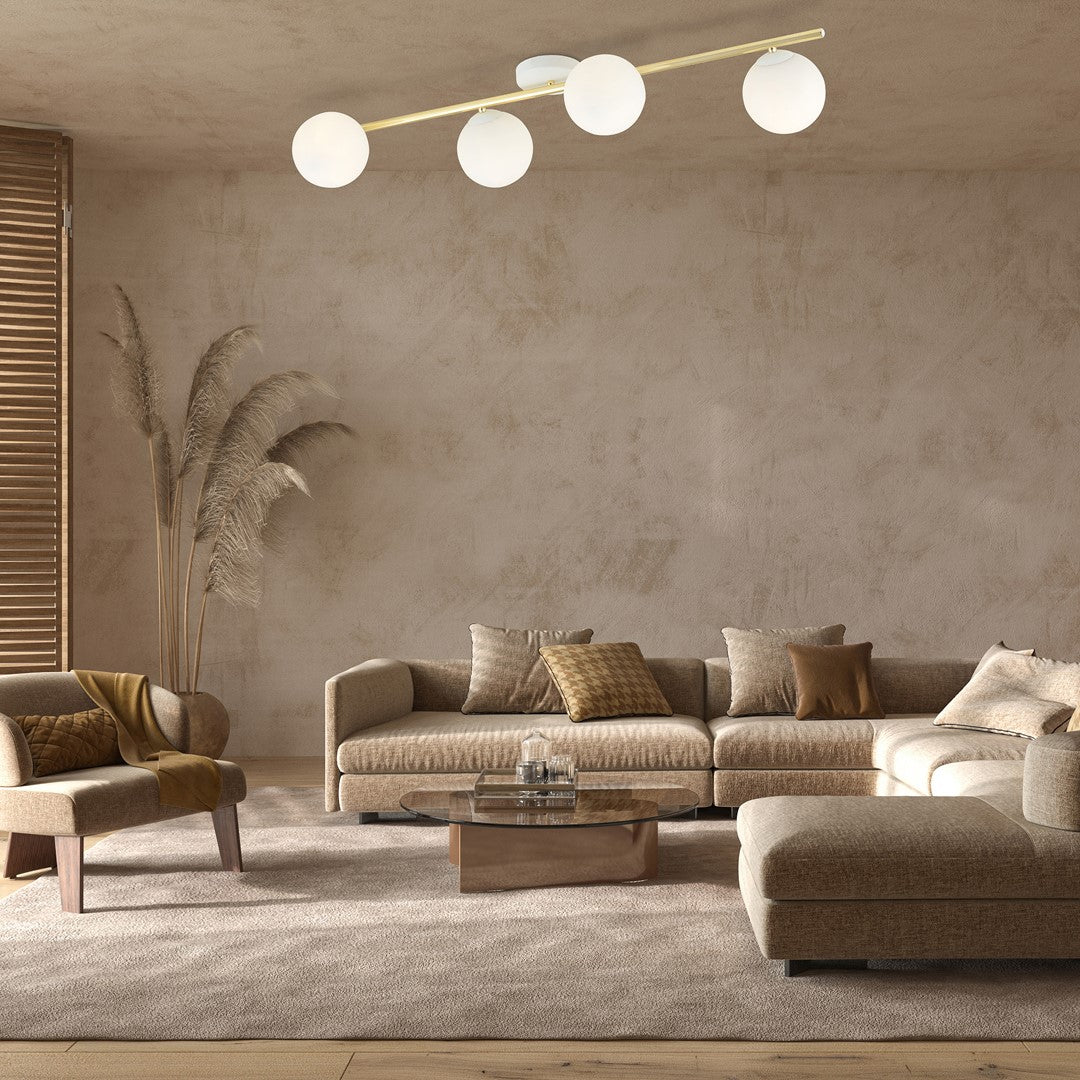 Mise en ambiance du plafonnier allumé au-dessus d'un salon beige et cosy