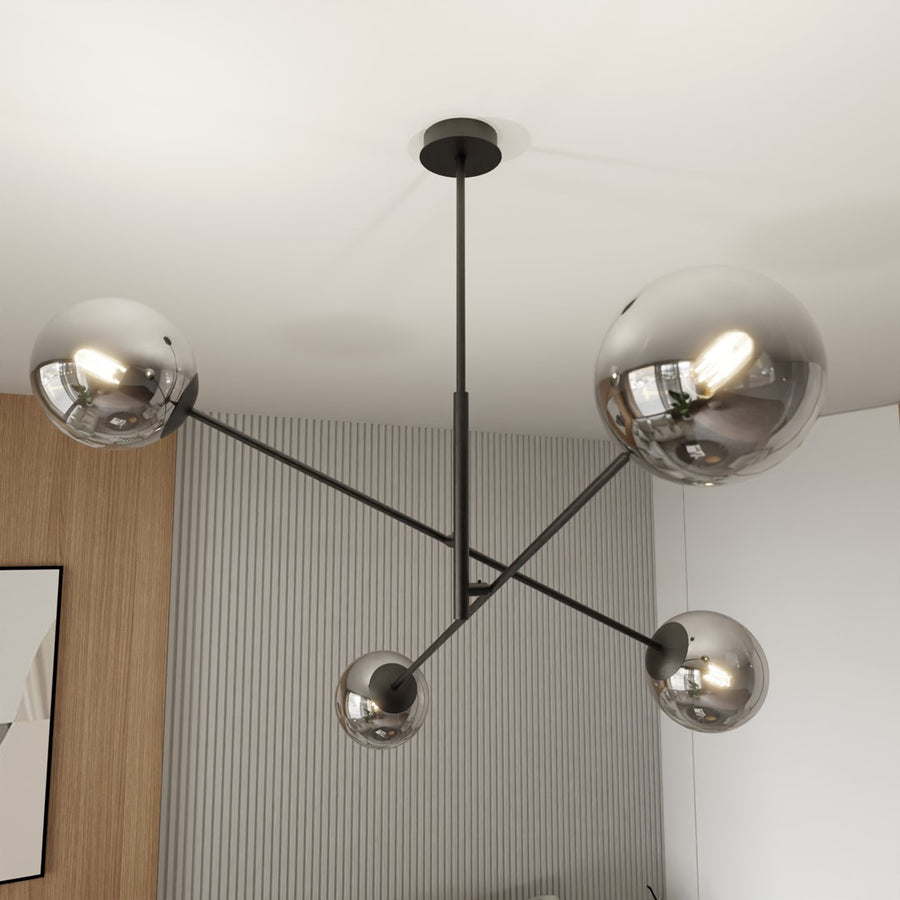 Vue en contre-plongée du plafonnier installé au plafond, montrant les quatre globes réfléchissants.