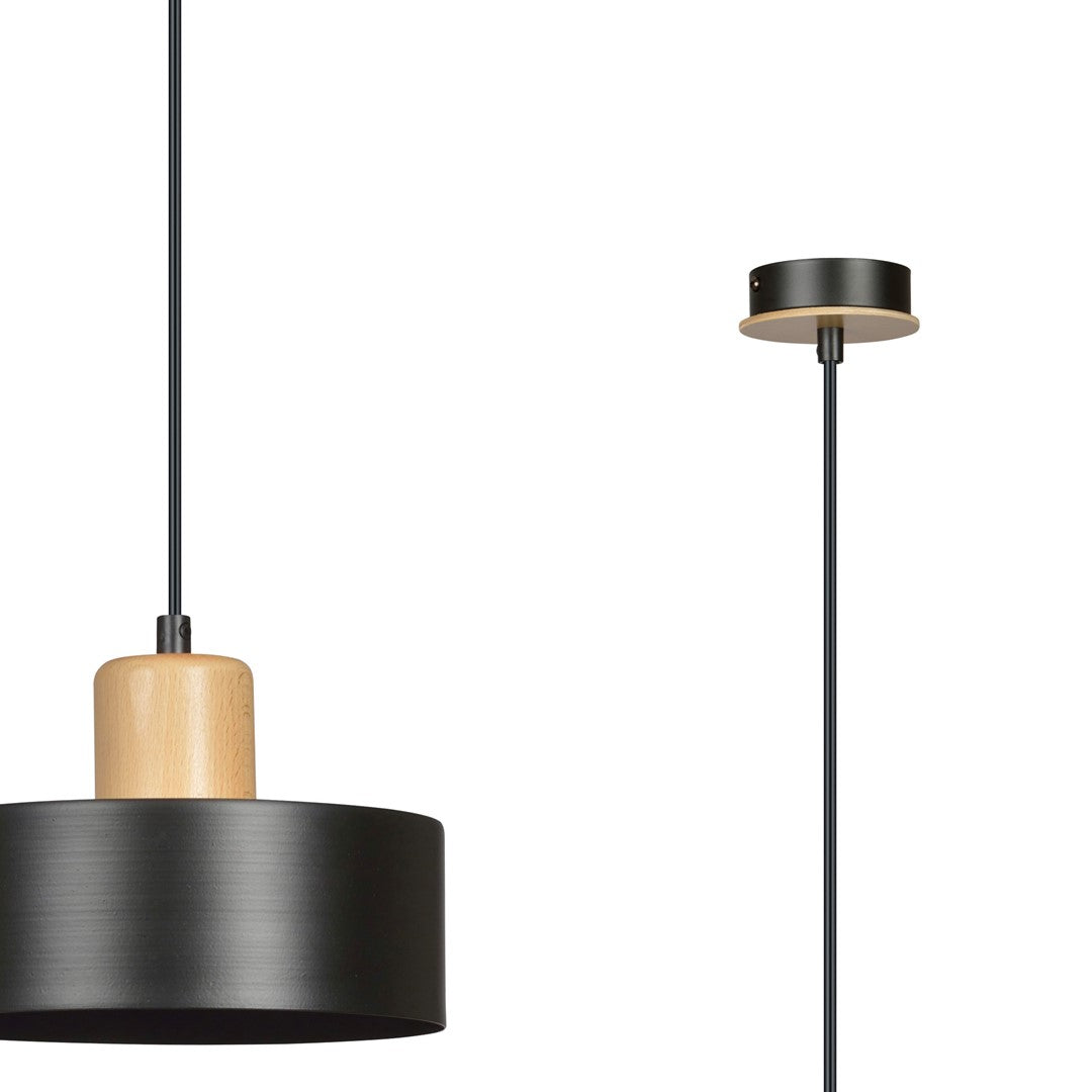 Détail rapproché du col en bois et de la fixation noire du câble de suspension.
