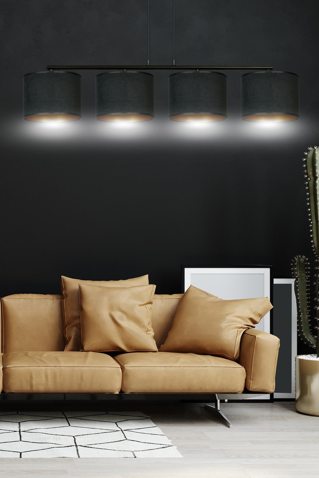 Mise en ambiance dans un salon noir avec canapé camel et cactus