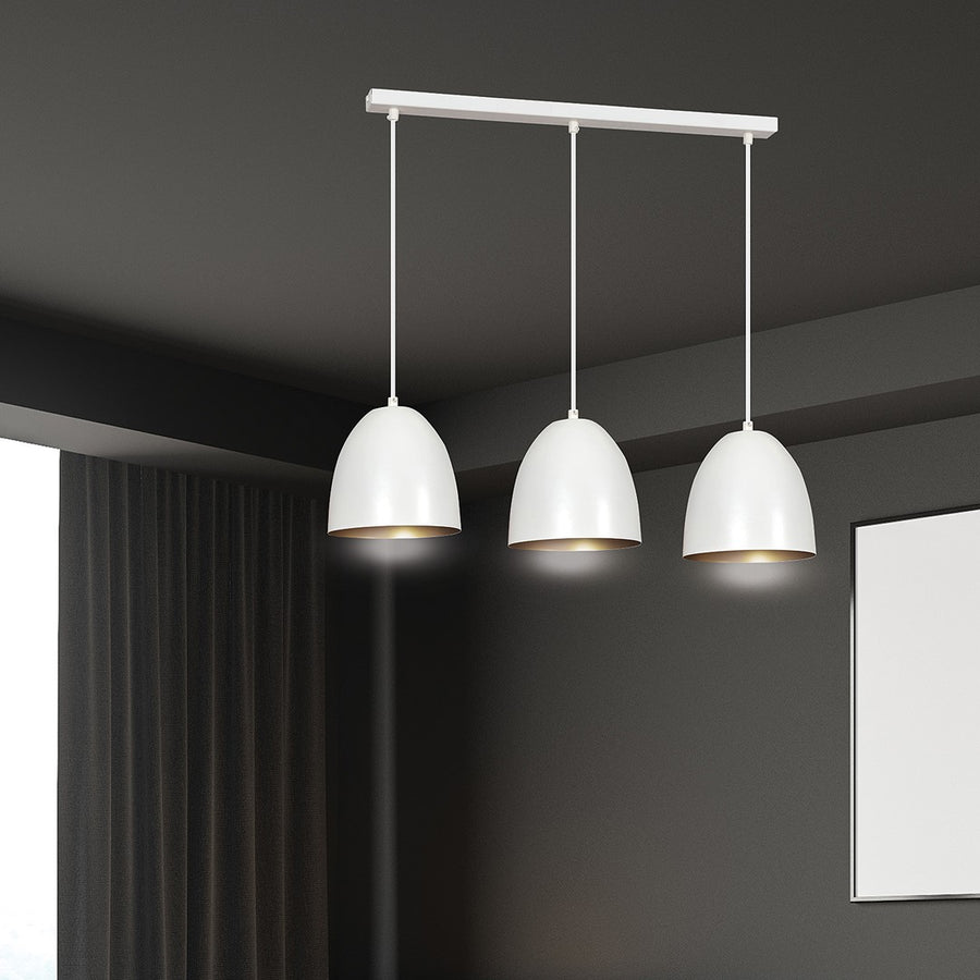 Vue en plongée de la suspension au plafond, barre blanche et trois abat-jours.