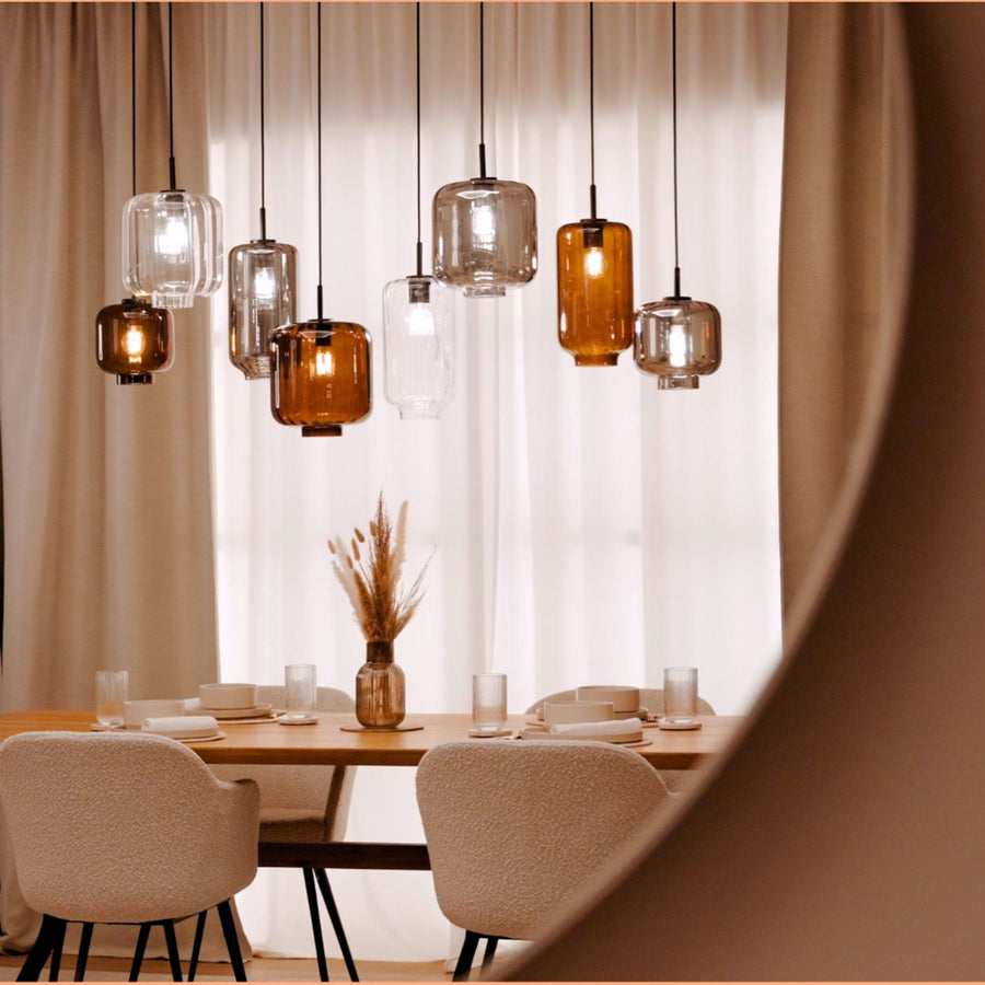 Mise en ambiance au-dessus d'une table dressée, verres ambrés et fumés