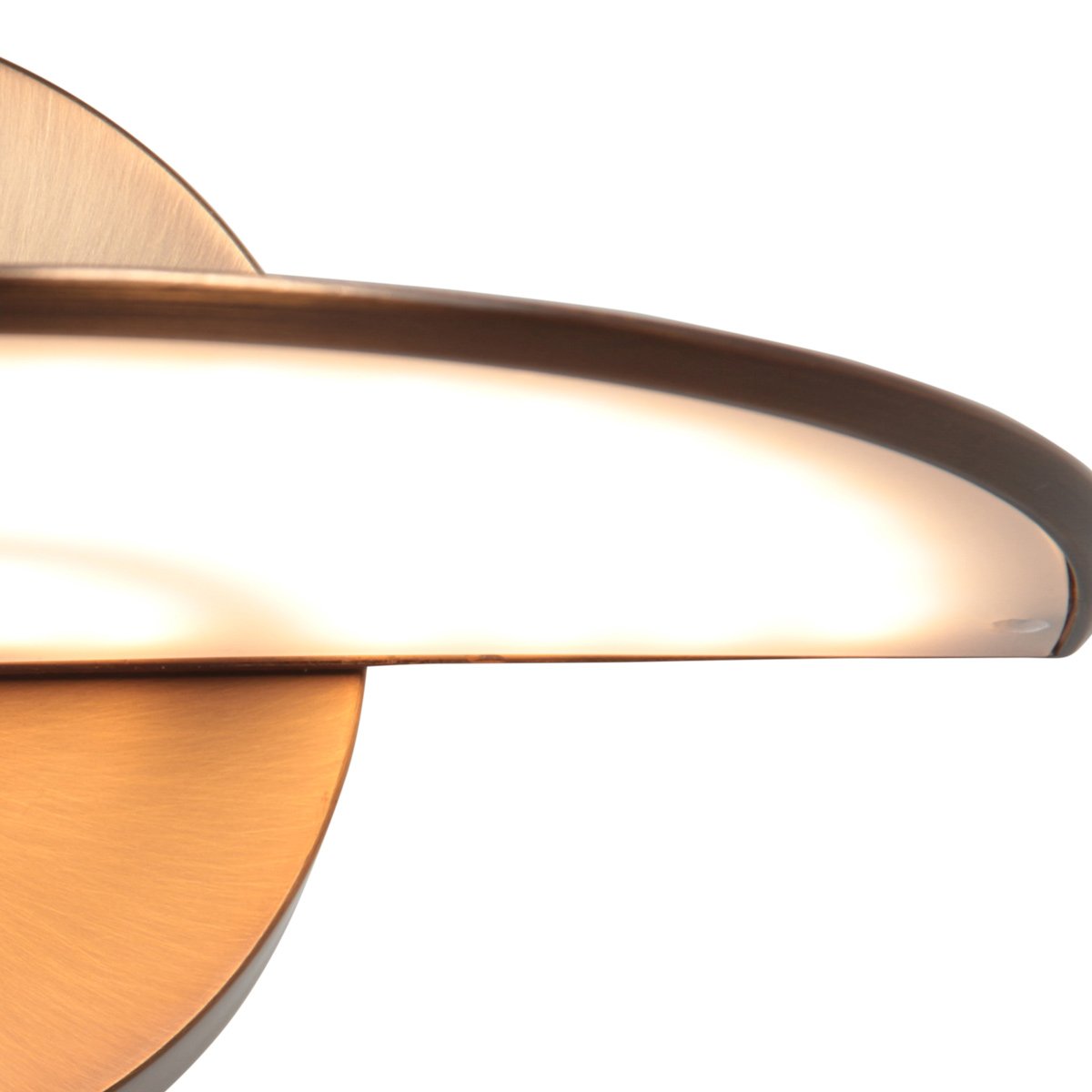 Vue rapprochée du disque lumineux et de la base circulaire en bronze brossé.