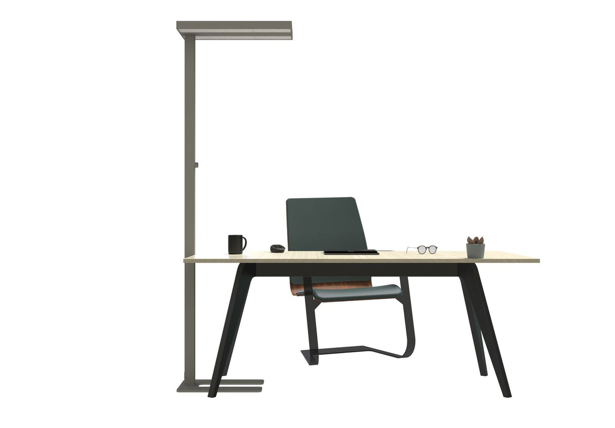 Mise en situation du lampadaire éclairant un bureau avec ordinateur et chaise.