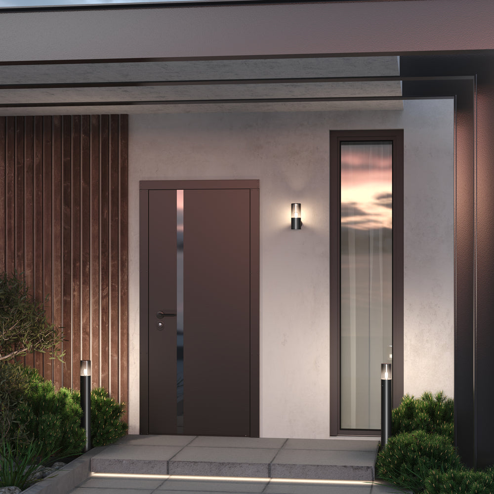 Mise en ambiance : applique éclairant l'entrée d'une maison moderne au crépuscule