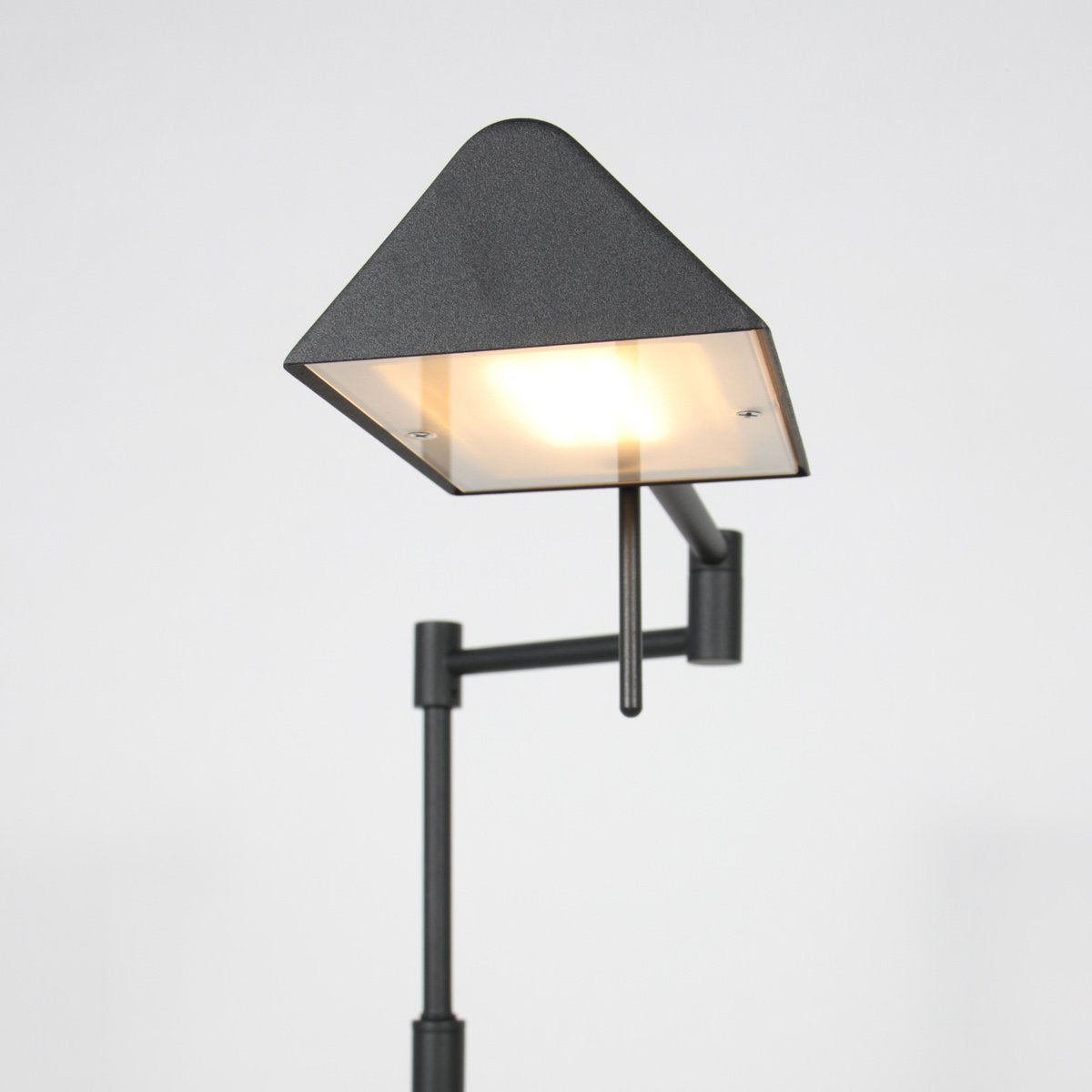 Gros plan sur l'abat-jour noir, diffuseur en verre et lumière chaude