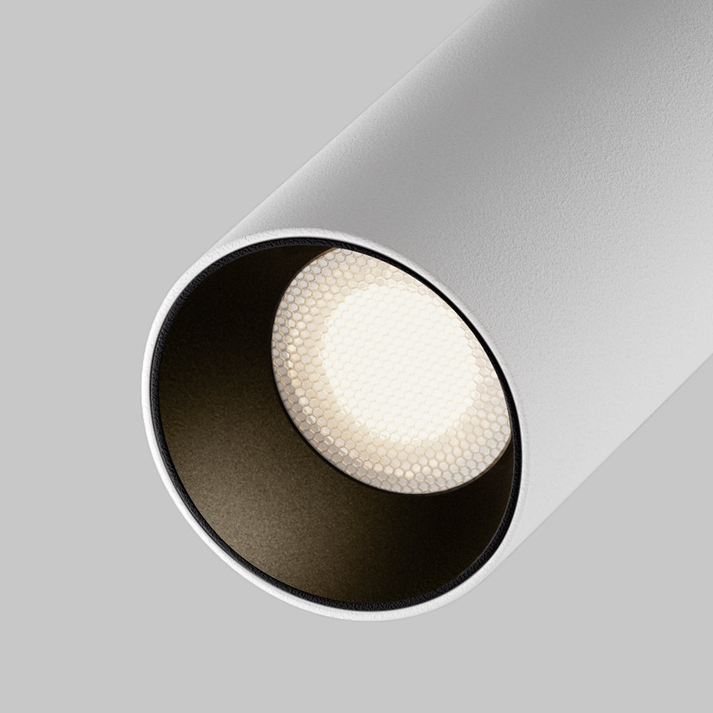 Gros plan sur la lentille LED et son réflecteur noir texturé alvéolé