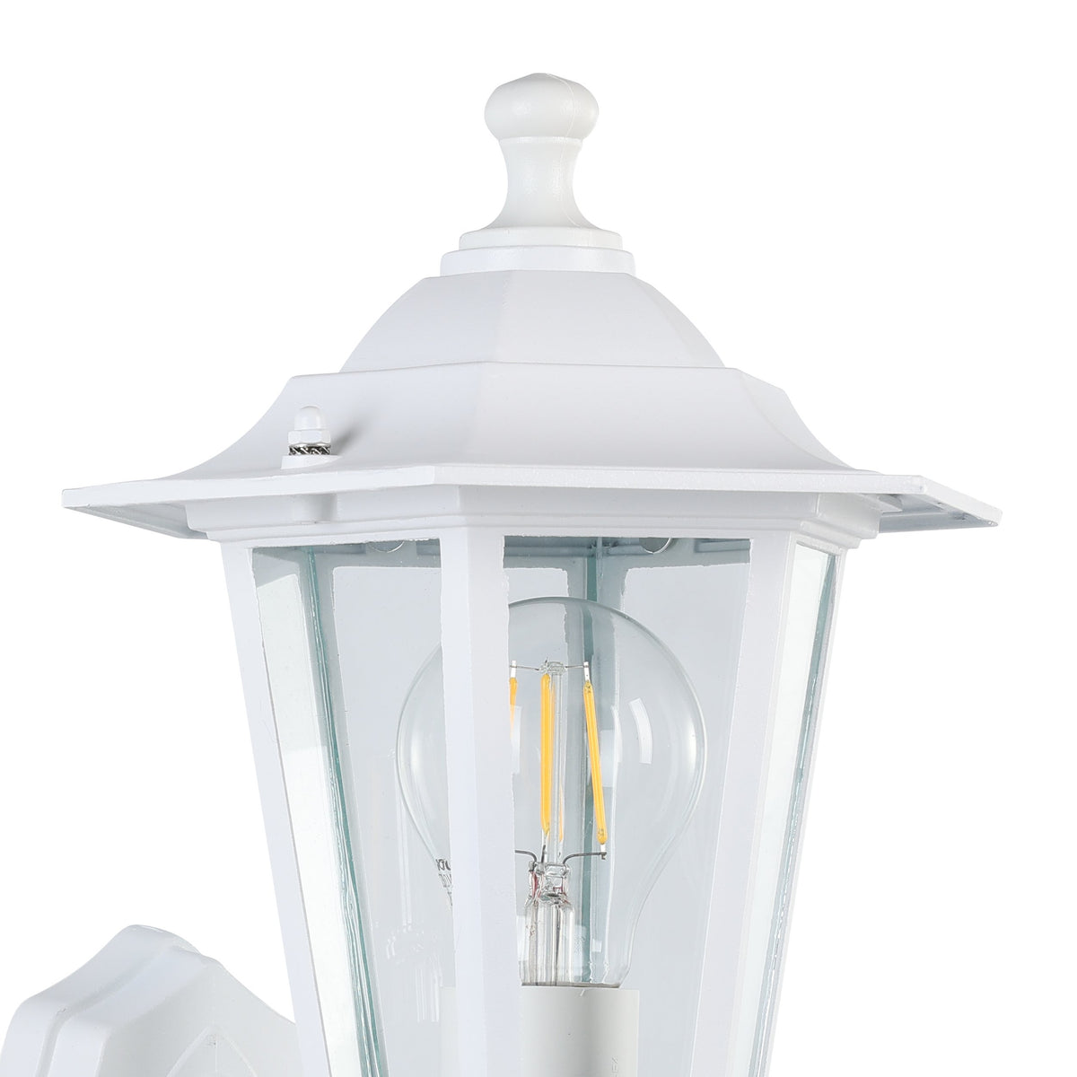 Gros plan sur le chapeau blanc, la cage vitrée et l'ampoule à filament.